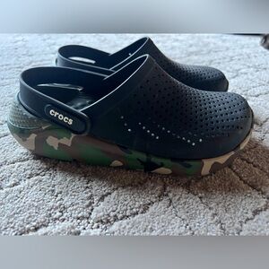 New Crocs women’s size 6